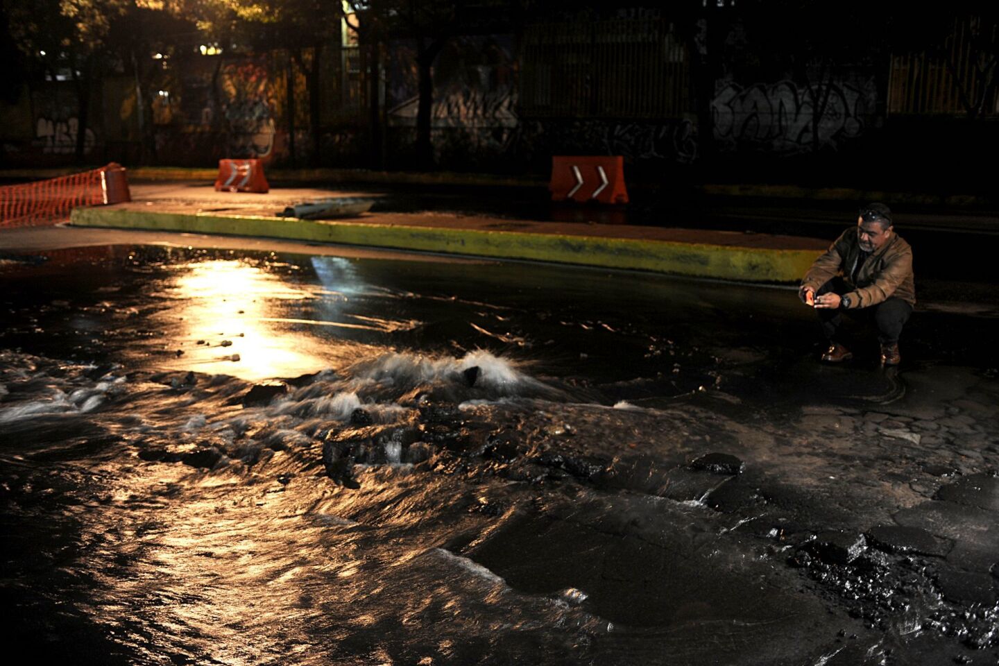 Se registra accidente vial por fuga de agua en Anillo Periférico