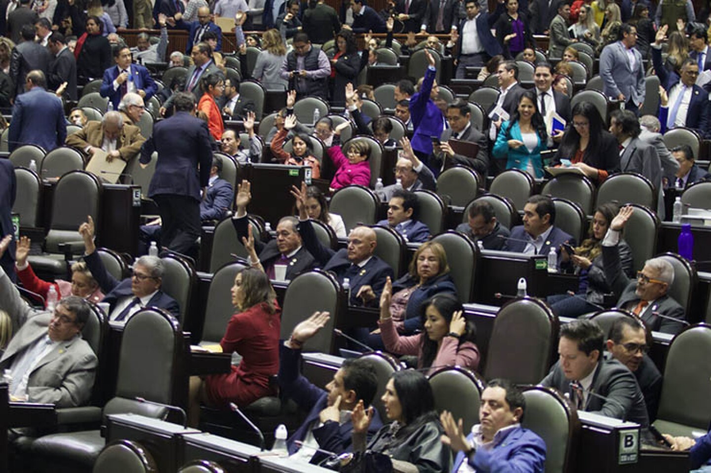 Diputados votan durante Sesión Ordinaria en la Cámara