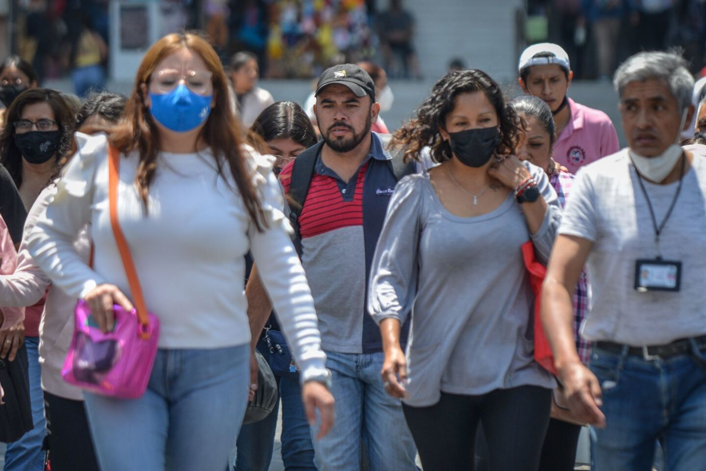 Autoridades de la secretaría de salud capitalina eliminaron la recomendación de uso de cubrebocas en espacios abiertos ante la disminución de casos y hospitalizaciones por covid-19 en la Ciudad de México, sin embargo, su uso seguirá siendo recomendado en aglomeraciones y espacios cerrados.