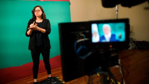 El reto de traducir a López Obrador en lengua de señas