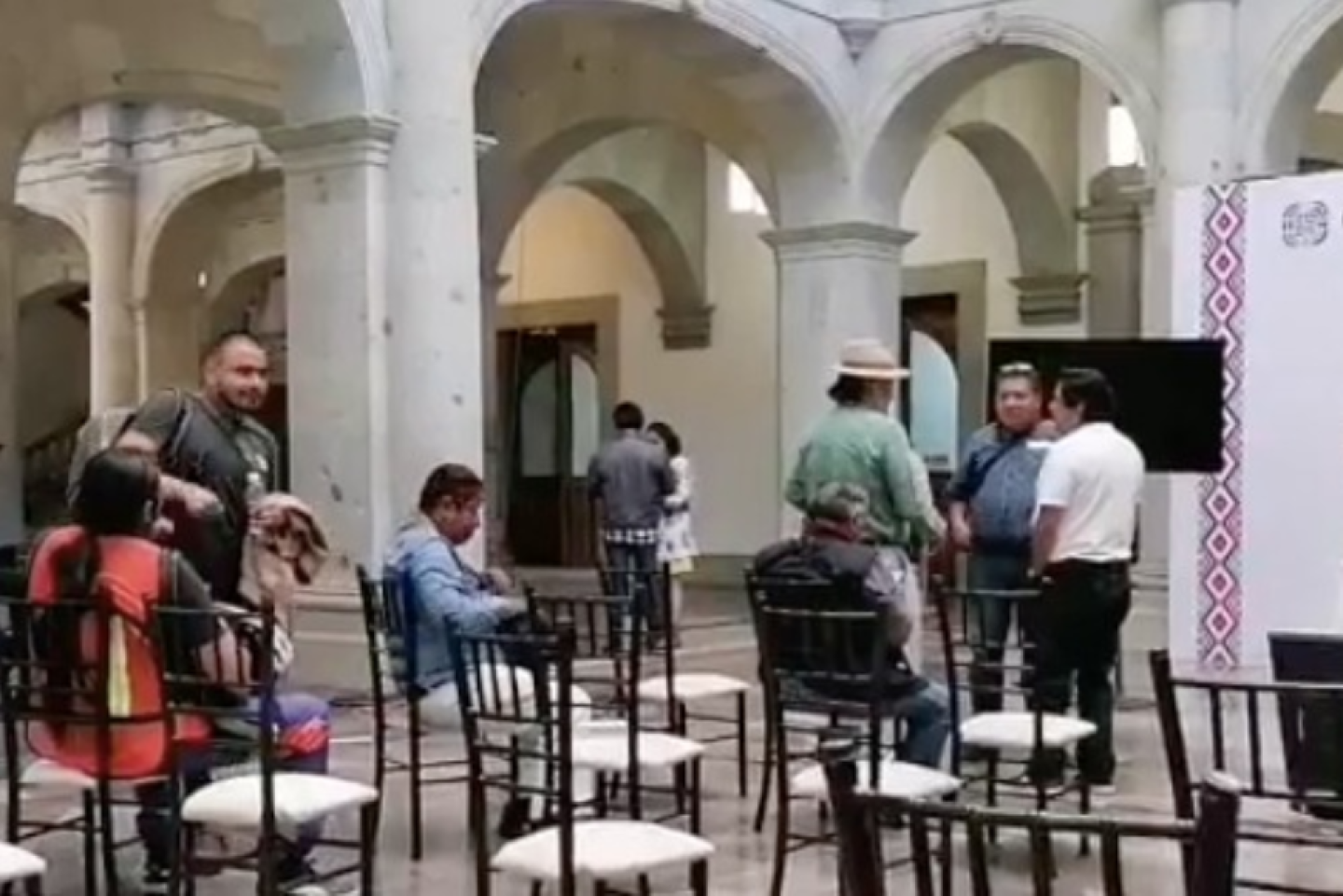 Sección XXII retiene a funcionarios y reporteros en Palacio de Gobierno de Oaxaca