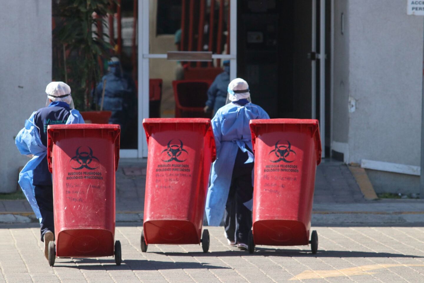 Personal médico del Hospital General Tláhuac Tránsito con botes de desechos de equipo de protección para evitar el contagio de Covid-19