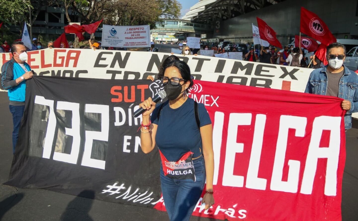 Miembros del Sindicato de Notimex, se manifiestan en las afueras del AICM.