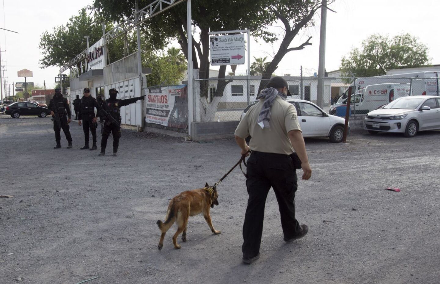 Para continuar con las investigaciones que lleven a algún indicio del paradero de Debanhi Escobar Bazaldúa, se realiza un cateo en una empresa transportista ubicada en la Carretera a Laredo en el kilómetro 15 en Escobedo Nuevo León, en la cual la joven pudo haber ingresado el día de su desaparición, el pasado sábado 9 de abril en la madrugada.