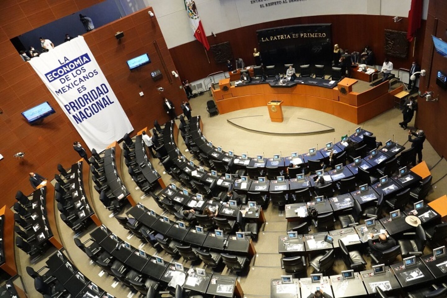 Senadores panistas colocaron una manta en el que llama al pleno a discutir el tema económico ante la pandemia de Covid-19