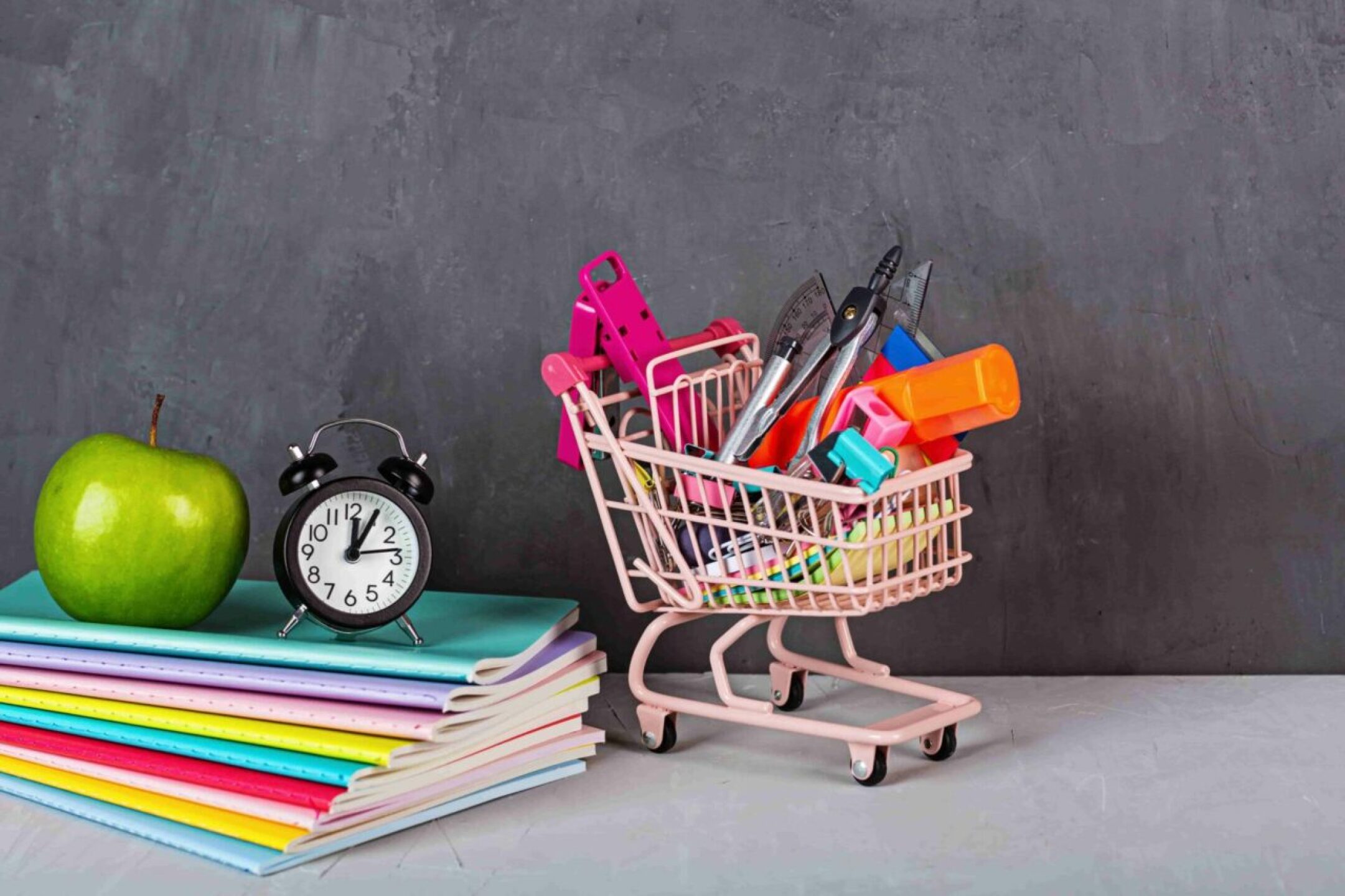 back-to-school-background-with-grocery-cart-colle-2023-03-28-20-01-06-utc-1280x853