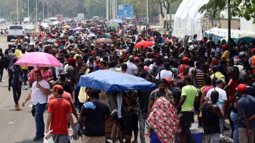 Miles de migrantes llegan a la frontera sur de MÈxico ante el fin del TÌtulo 42
