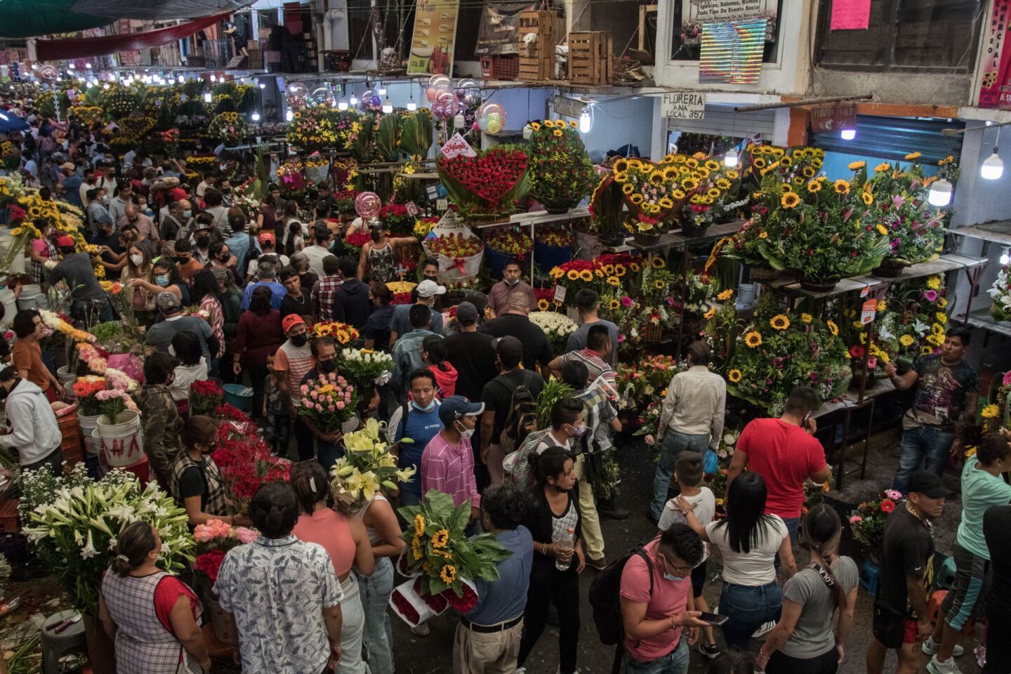 Decenas de personas acuden de último momento al Mercado Jamaica para adquirir un presente con motivo del día de la Madre.