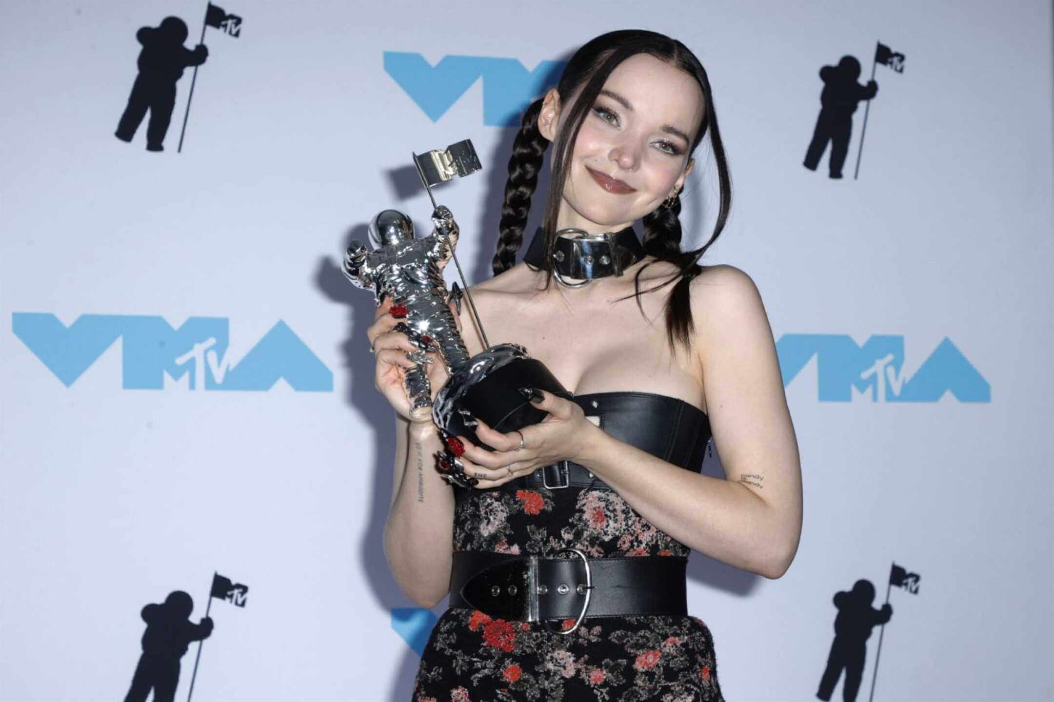 dove-cameron-ganadora-mtv-vmas-2022-1280x853