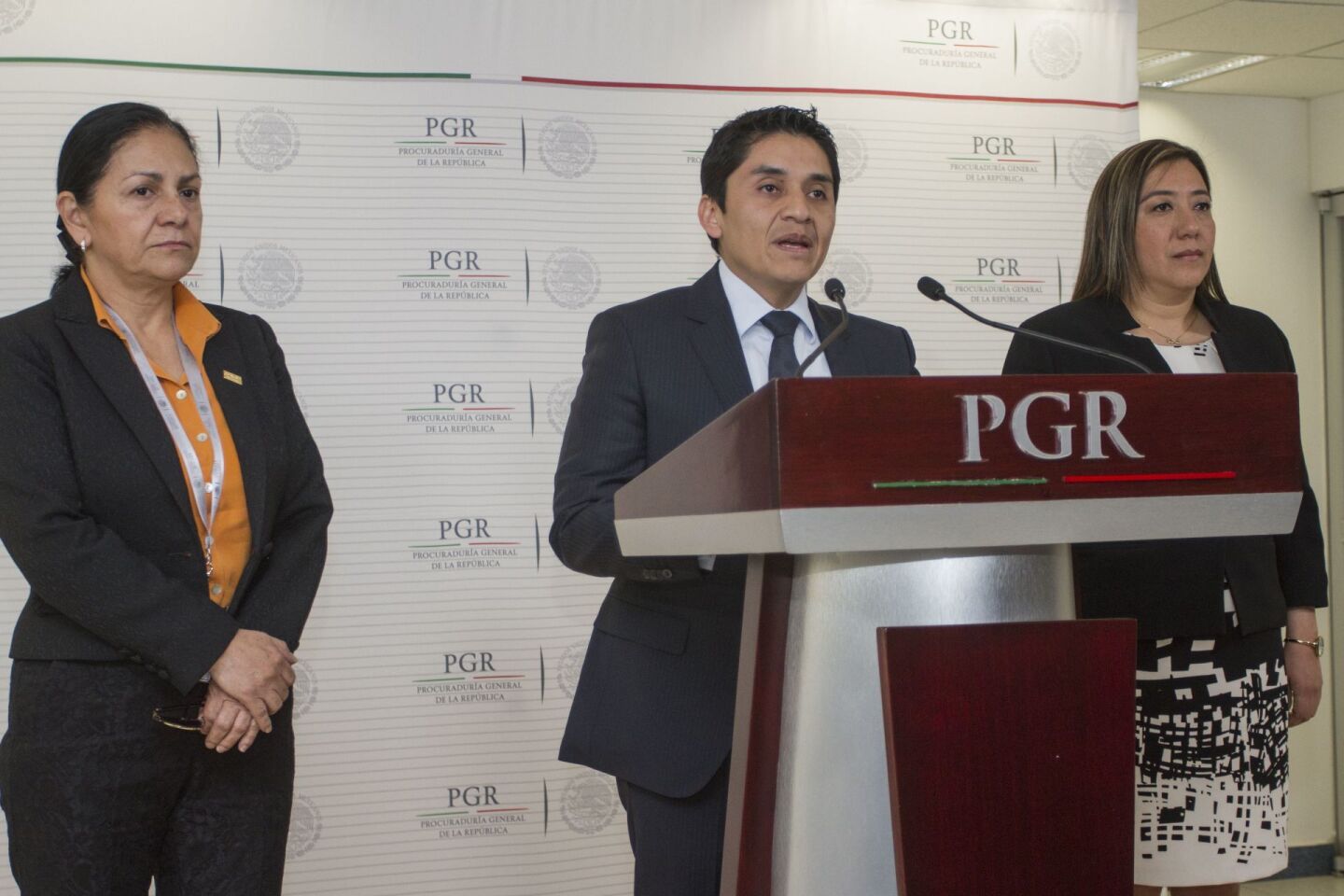 MÉXICO, D.F., 20ENERO2016.- Adriana Pineda Fernández, fiscal especializada contra el Secuestro y Extorsión del Estado de Morelos, Gualberto Ramírez Gutiérrez, titular de la Unidad Especializada en Investigación de Delitos en Materia de Secuestros, Patricia Bugarín Gutiérrez, coordinadora Nacional Antisecuestro, ofrecieron un comunicado de prensa para anunciar la consignación d seis presuntos secuestradores que operaban en el estado de Morelos.
FOTO: ISAAC ESQUIVEL /CUARTOSCURO.COM