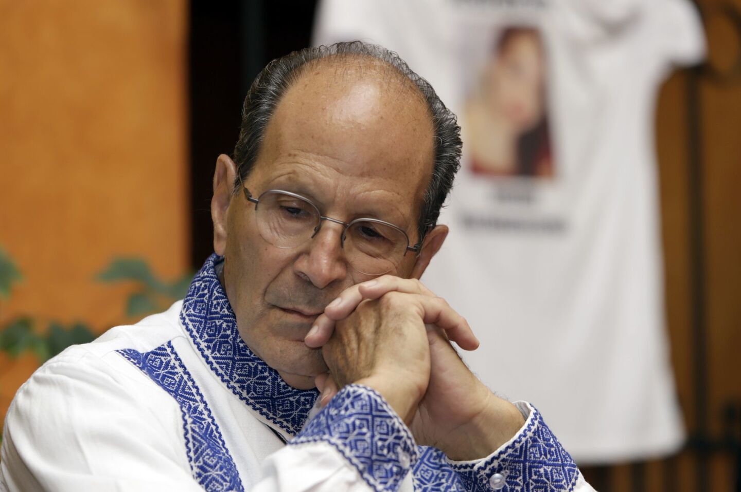 El padre Alejandro Solalinde acompañó a integrantes del colectivo Voz de los Desaparecidos en un foro sobre Migrantes Desaparecidos.