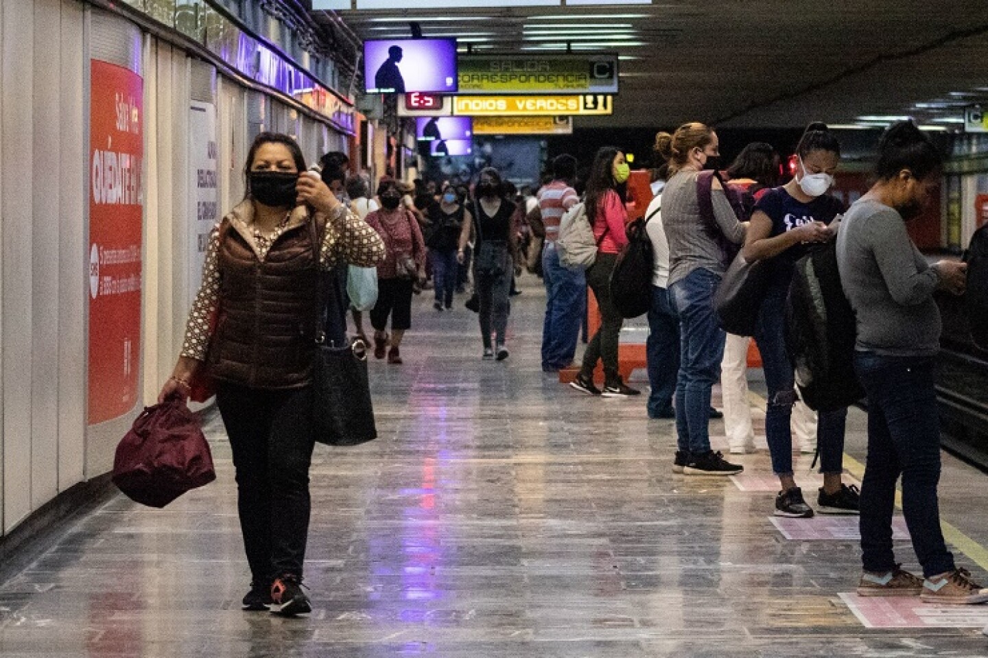 Pese a que el semáforo epidemiológico se mantiene en rojo debido a la pandemia de COVID-19, en la estación del metro Zapata, a las 12:49 horas se registró una mayor movilidad en esta estación, pese a la emergencia sanitaria.