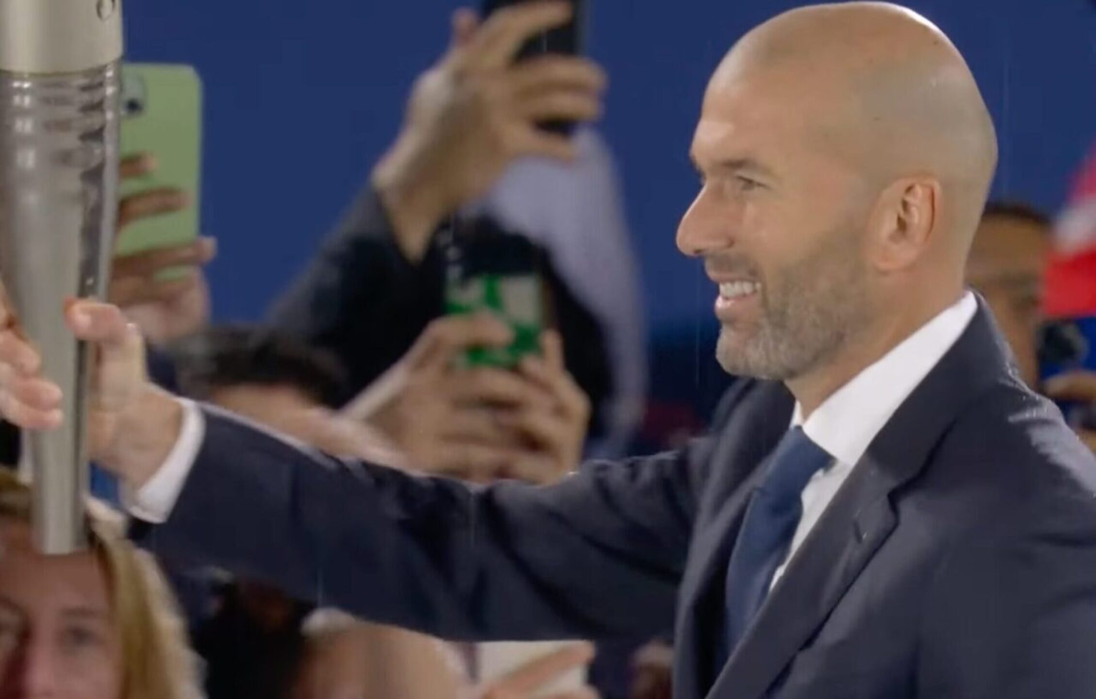 Zinedine-zidane-primer-relevo-de-la-flama-olimpica-rumbo-al-pebetero-1280x816