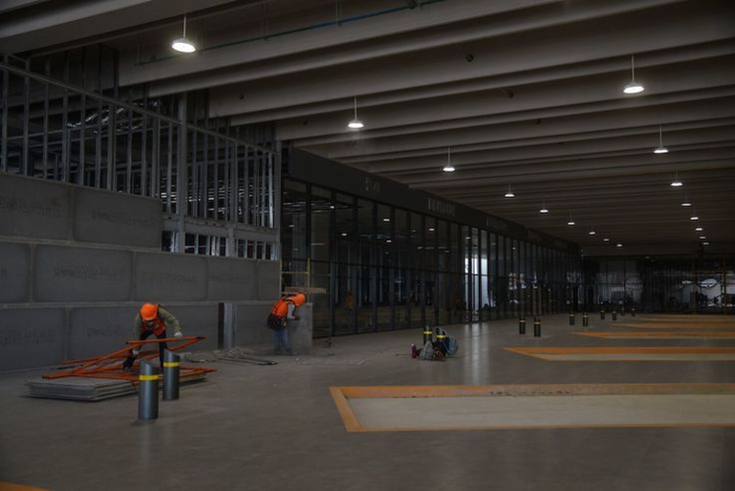 A un mes y medio de ser inaugurado el Aeropuerto Internacional Félipe Ángeles (AIFA) continúa los trabajos de construcción de la terminal intermodal de transporte terrestre; terminal de autobuses foráneos; la estación de tren suburbano; plaza mexicana; estación de mexibus; eje troncal de circulación; y estacionamientos.