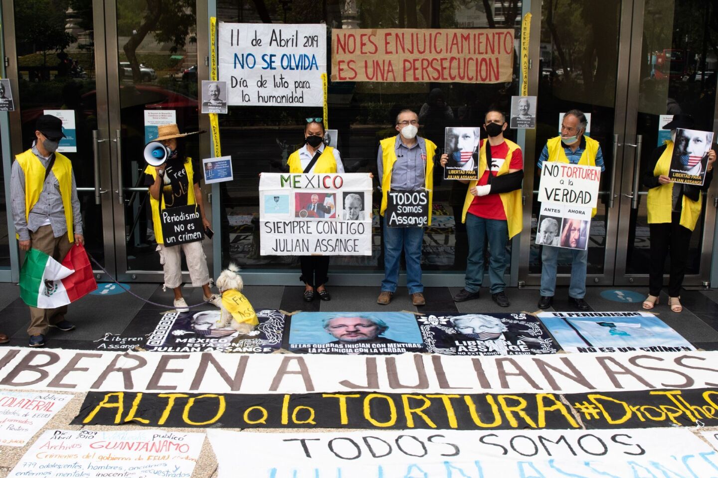 Un grupo de simpatizantes de Julian Assange pidieron su liberación durante una protesta en oficinas del Reino Unido.