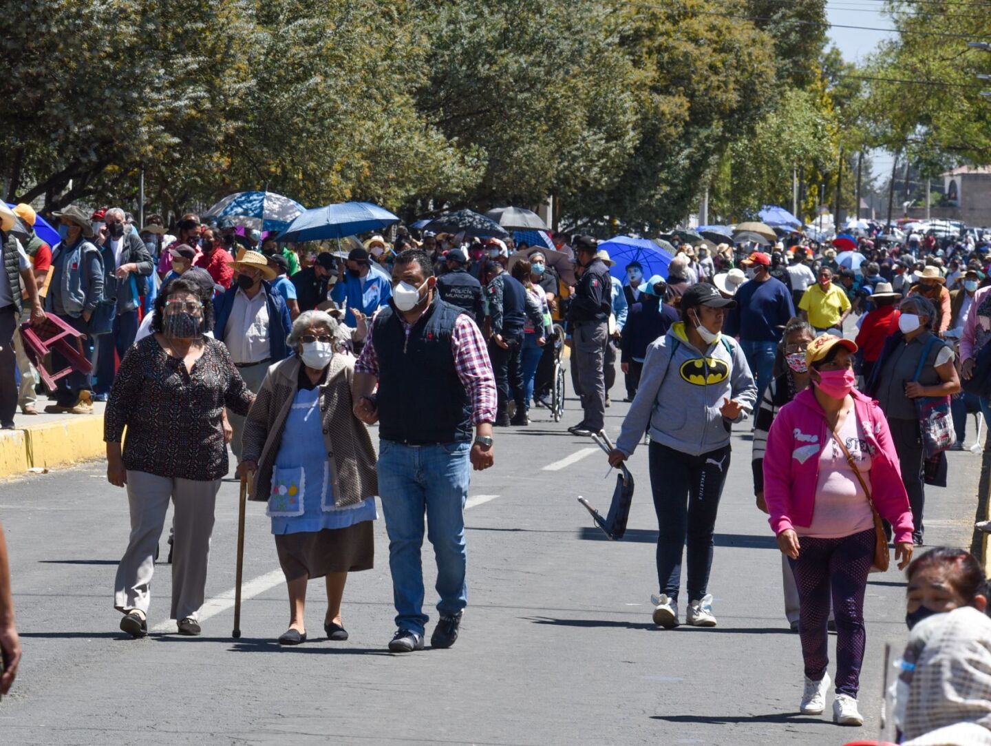 Personas de la tercera edad acuerden a la Junta Local de Caminos en Toluca en donde se instaló un Centro de Vacunación COVID-19, una larga fila por horas se pudo observar en el lugar.