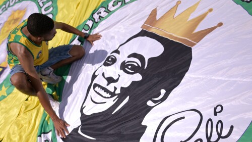 aficionados-acuden-al-velorio-de-pele-en-el-estadio-vila-belmiro