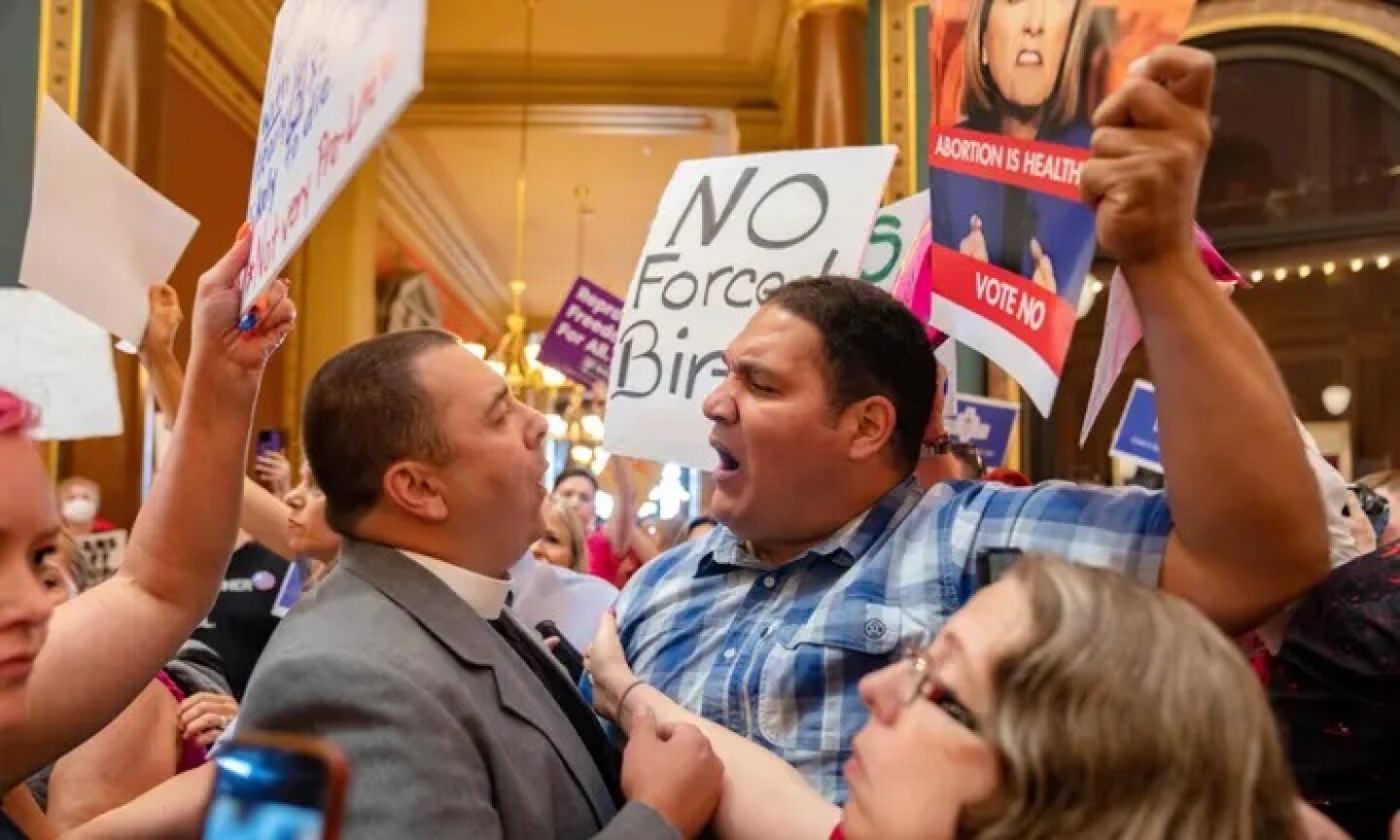 estallan las tensiones mientras iowa aprueba la prohibición del aborto después de la sexta semana