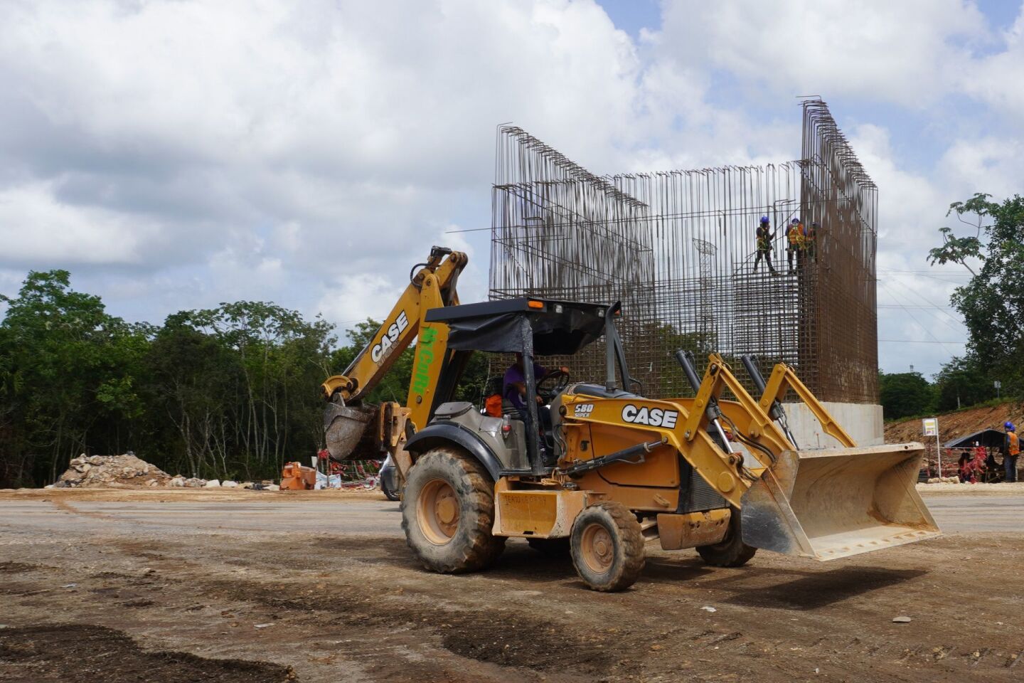 Trabajadores en Leona Vicario, municipio de Puerto Morelos, Quintana Roo, lo que será uno de los paraderos del Tren Maya, Ruta 4. Esta obra se ubica a unos 20 kilómetros de Cancún.