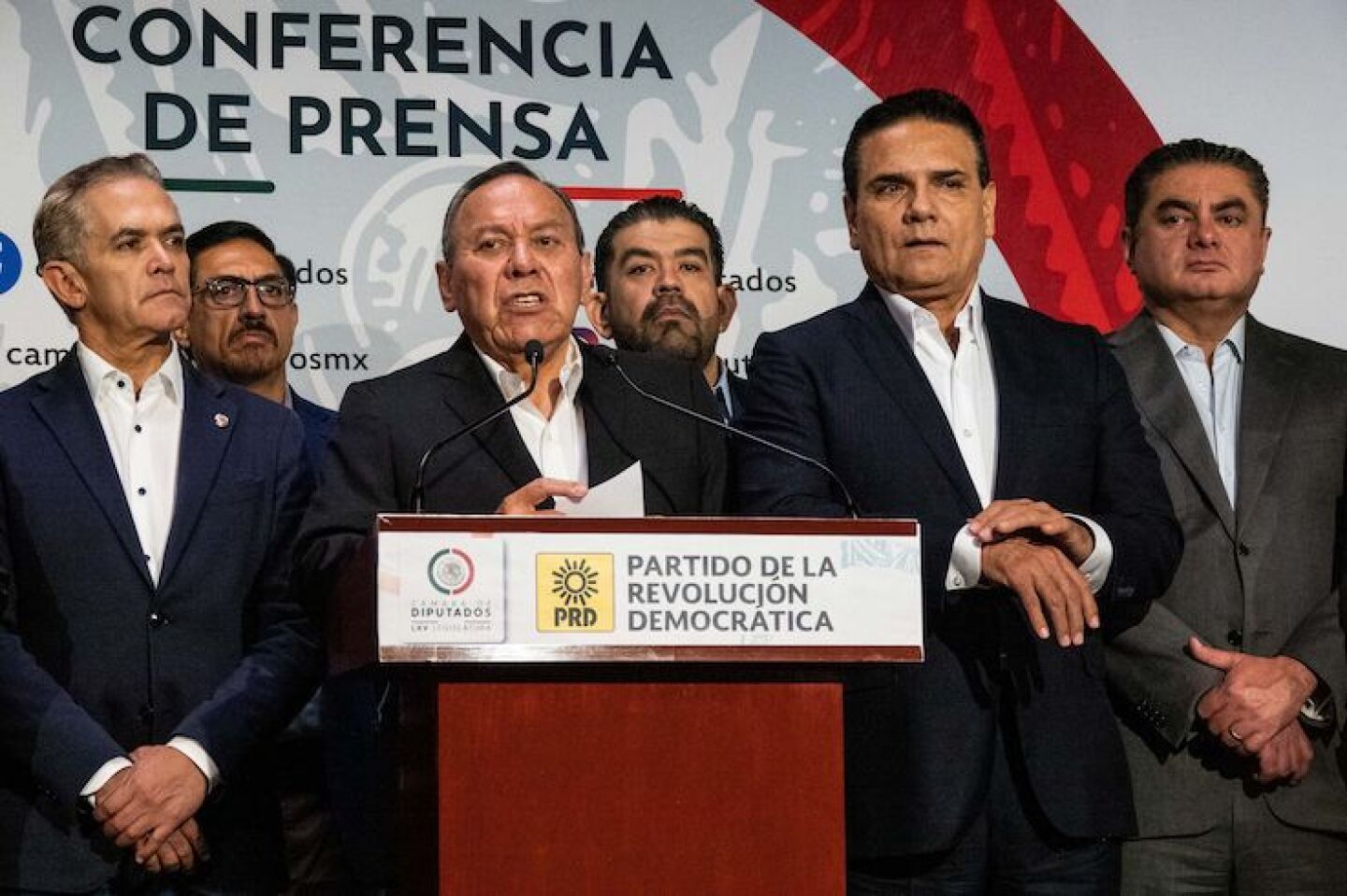 Miguel Ángel Mancera, Jesús Zambrano. Silvano Aureoles Conejo y Luis Espinosa Cházaro durante la conferencia del PRD en la Cámara de Diputados donde anunció una pausa en la participación del proceso del Frente Amplio por México.