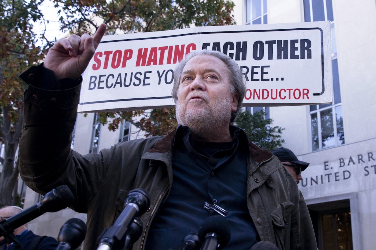 Steve Bannon, exasesor de Trump, condenado a cuatro meses de c·rcel