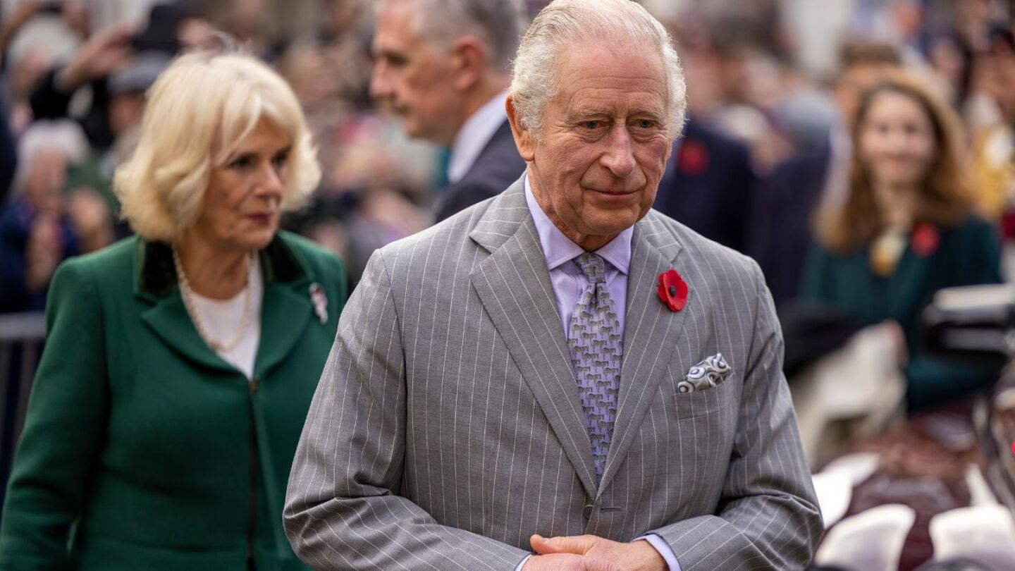Detienen-a-hombre-en-Inglaterra-por-lanzar-huevos-al-rey-Carlos-III