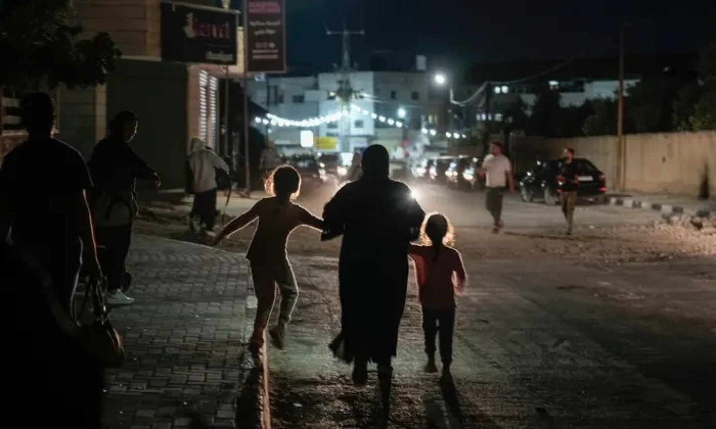 miles de personas huyen del campamento de refugiados de yenín