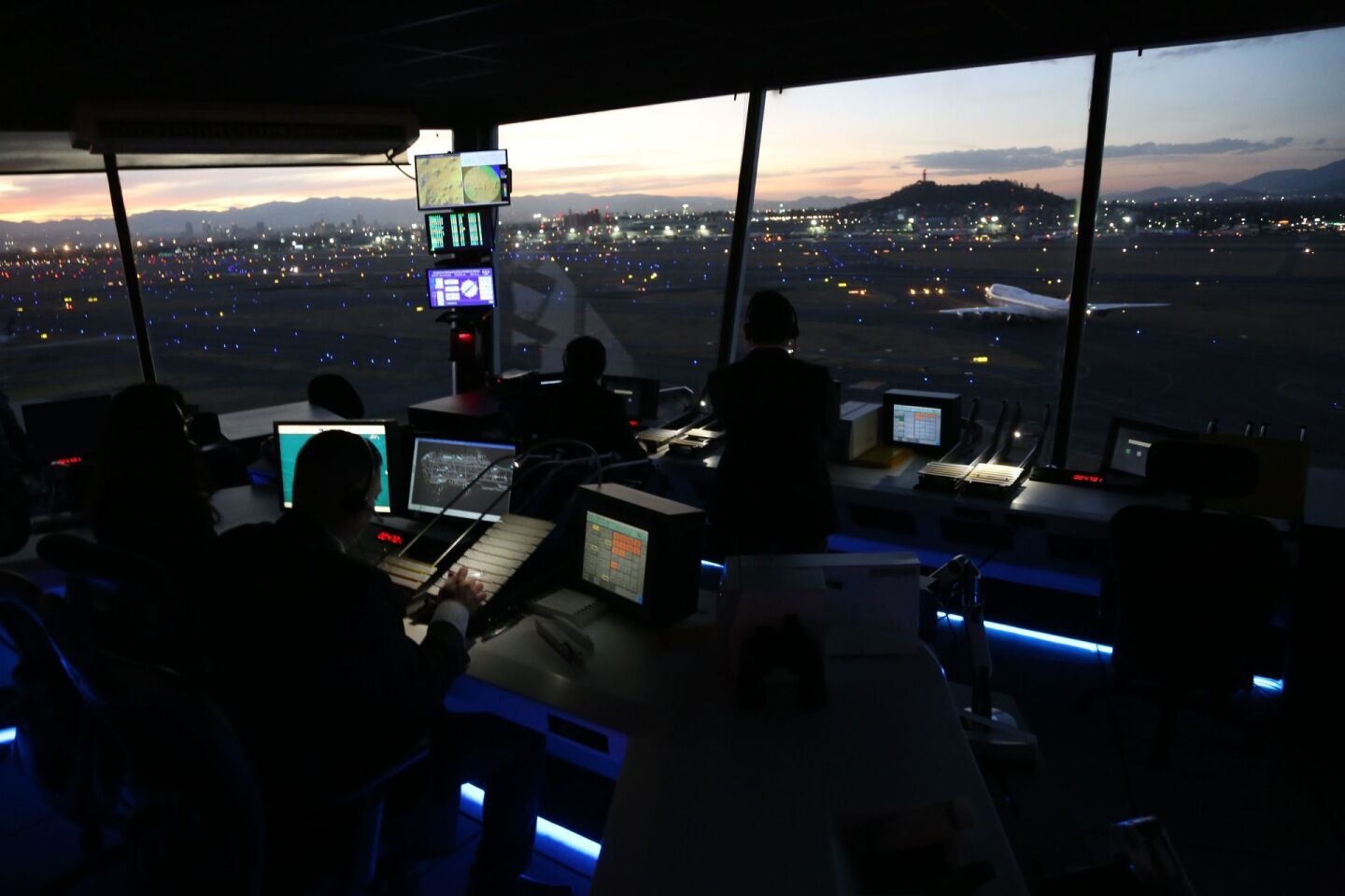 MÉXICO D.F., 04 FEBRERO2015.- Autoridades de la SCT y SENEAM, presentaron la modernización de nueva torre de control de México de navegación en el espacio aéreo mexicano.FOTO: SAÚL LÓPEZ /CUARTOSCURO.COM