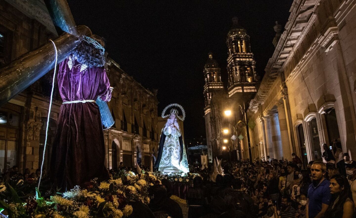 Con las calles inundadas por espectadores regreso la Procesión del Silencia como parte de las actividades de Semana Santa, tras dos años de suspensión por la contingencia sanitaria.