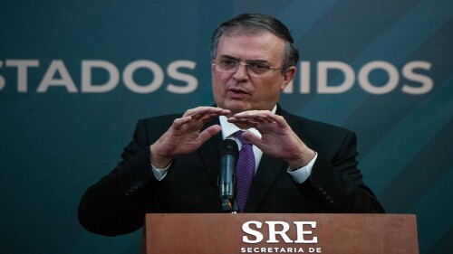 marcelo-ebrard-abre-whatsapp