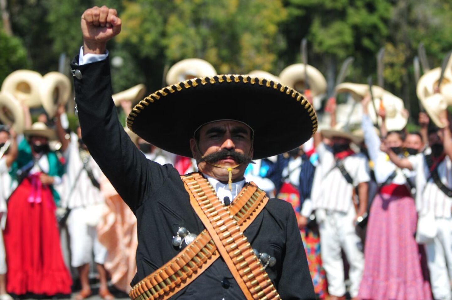 Un elemento del ejército caracterizado de Emiliano Zapata ensaya durante este día en las instalaciones del Campo Militar 1.