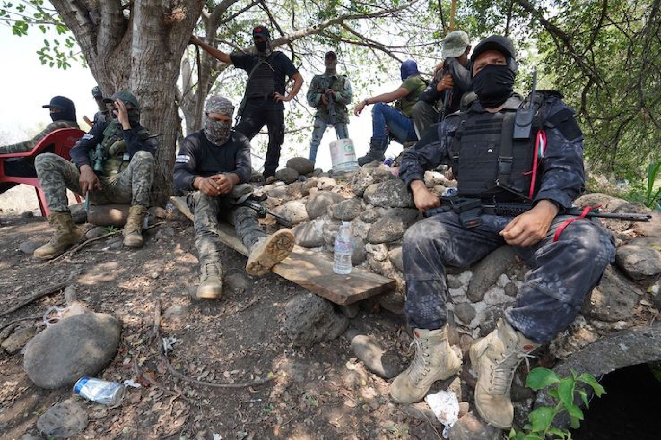 Hombres armados, quienes pertenecen a "Pueblos Unidos", mantienen una barricada en el poblado de Lombardía, se mantienen en alerta debido al secuestro de un hombre y su familia en Nueva Italia, quienes eran de Ario de Rosales, ellos culpan del crimen a el Cártel de Zicuirán, que opera en Nueva Italia y la Huacana.