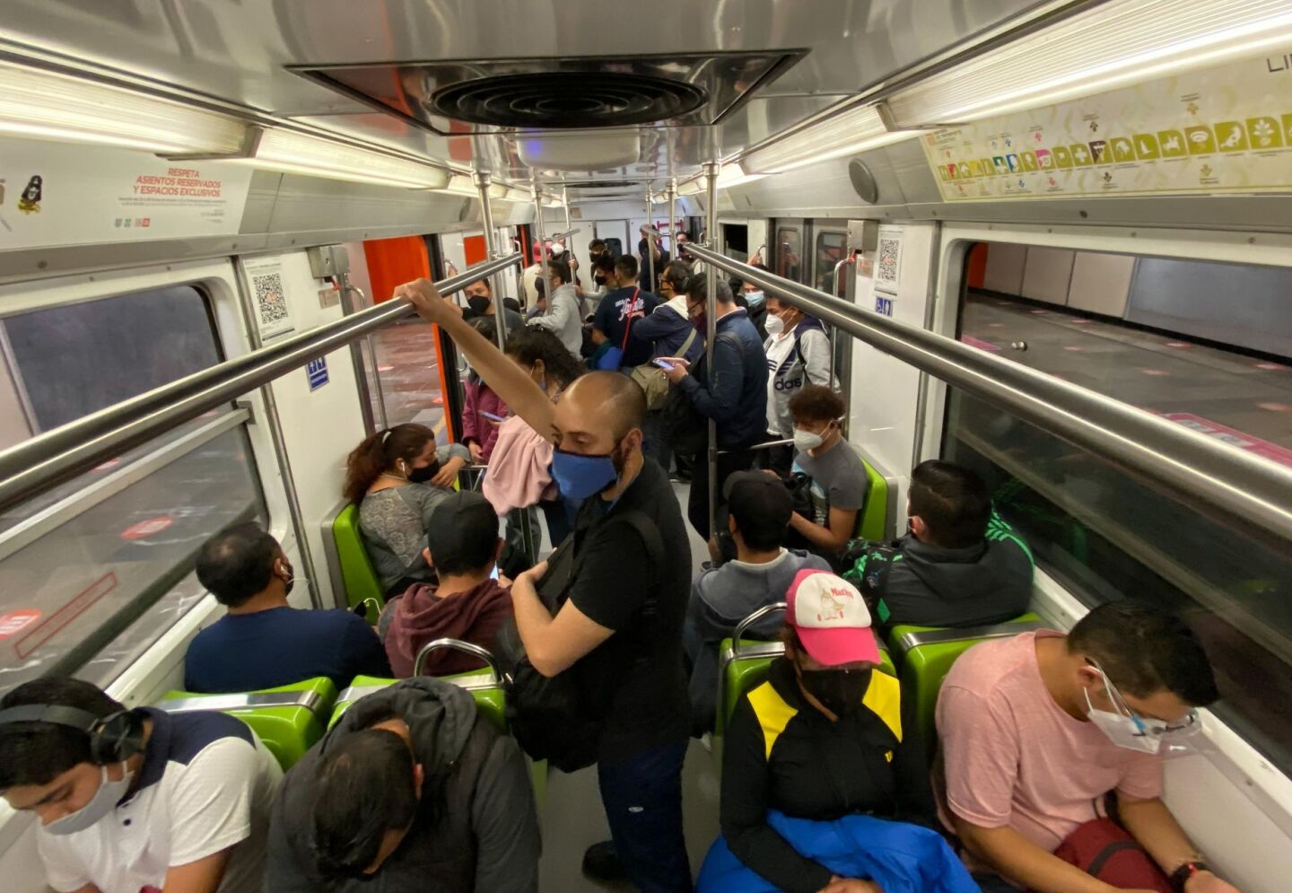 Rescatan a ‘michi’ en vías de la Línea 3 del Metro