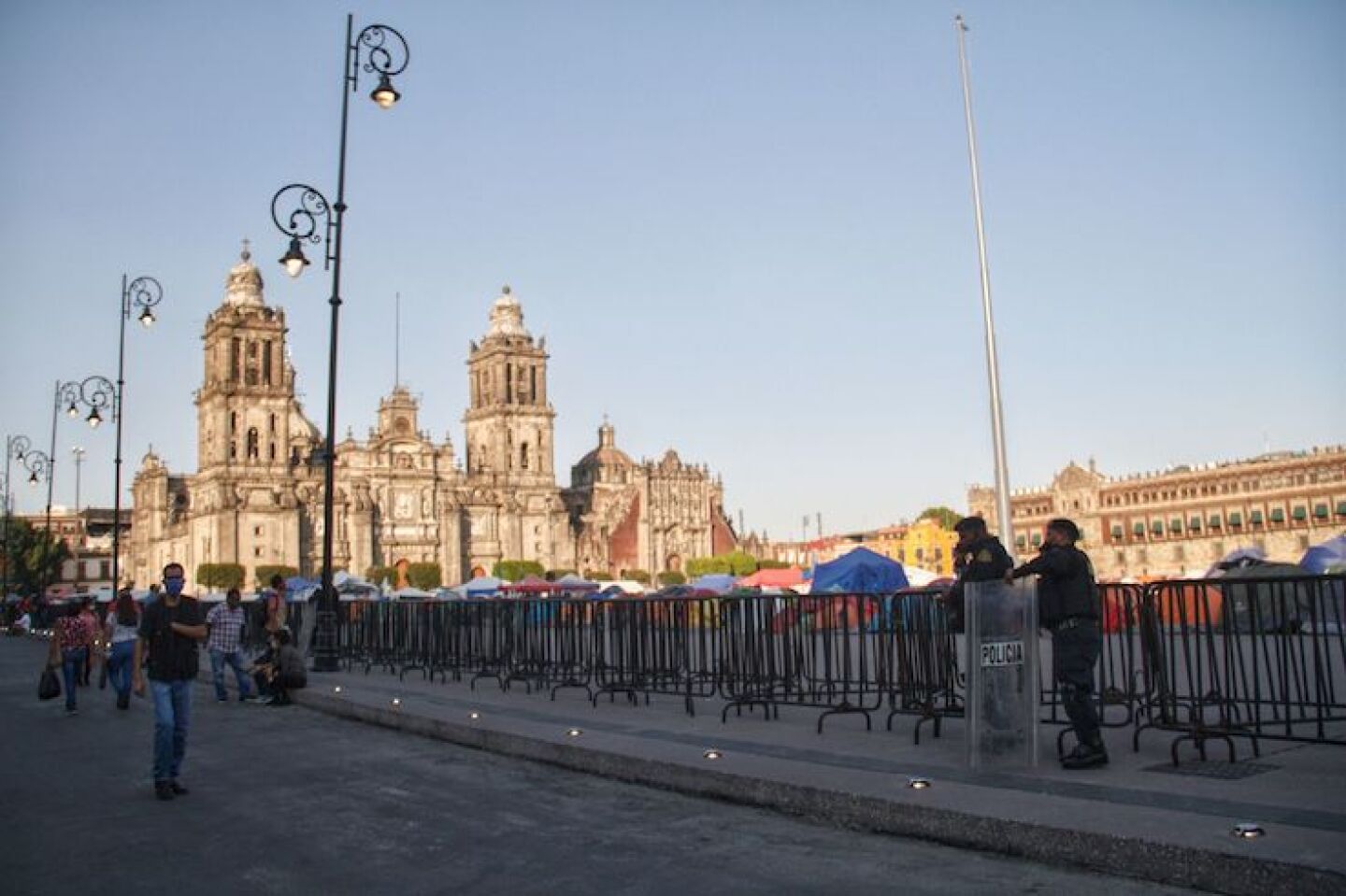 Se colocaron de nuevo las vallas para protección del plantón Campamento México donde estaba principalmente miembros de FRENA. Esto después de las agresión durante la manifestación del 25N.