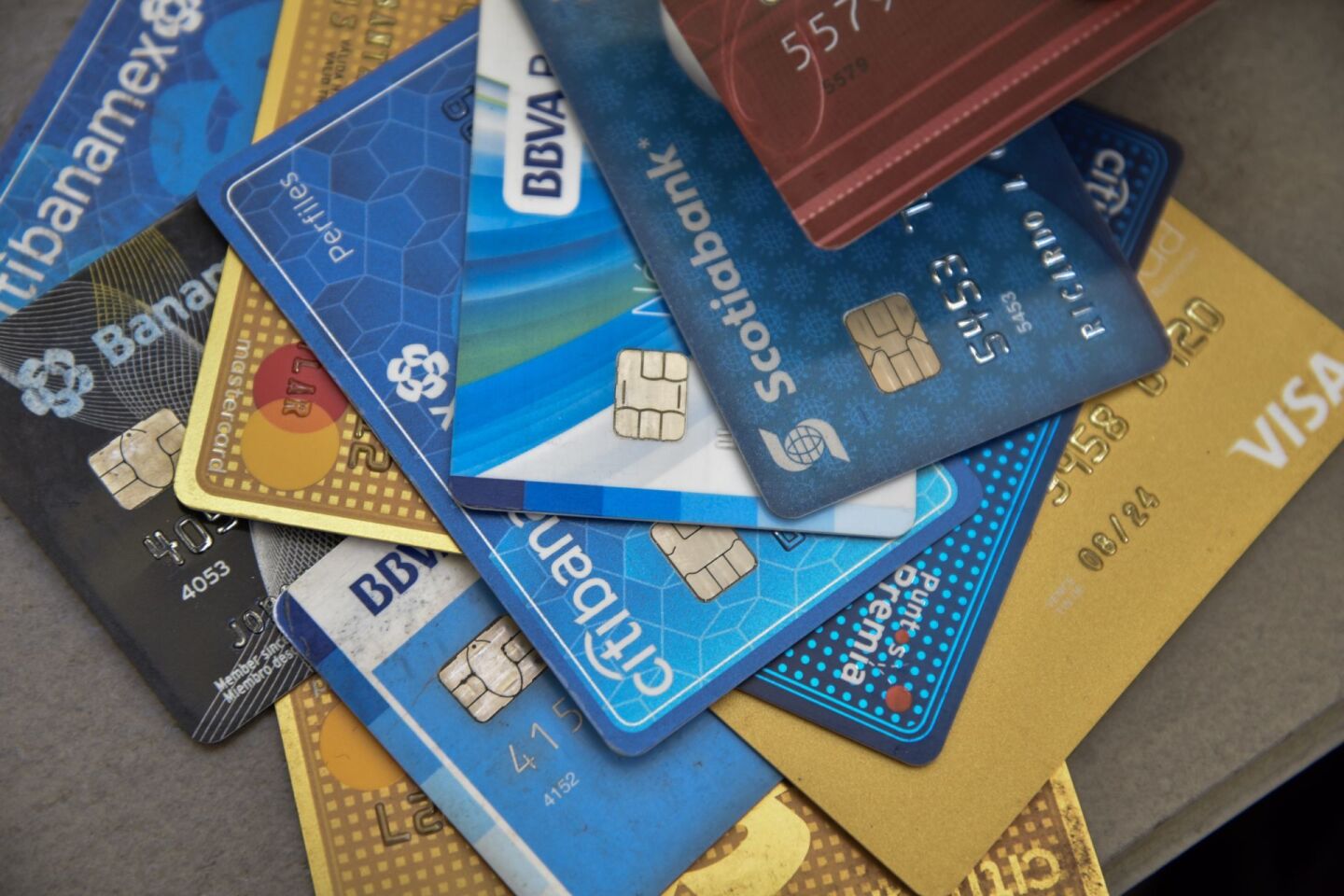 TOLUCA, ESTADO DE MÉXICO, 15NOVIEMBRE2019.- Durante el Buen Fin la SHCP decretó que otorgarán estímulos fiscales por el uso de medios electrónicos (tarjetas de crédito o débito) diversos comercios otorgarán meses sin intereses y descuentos durante estos días. FOTO: CRISANTA ESPINOSA AGUILAR /CUARTOSCURO.COM