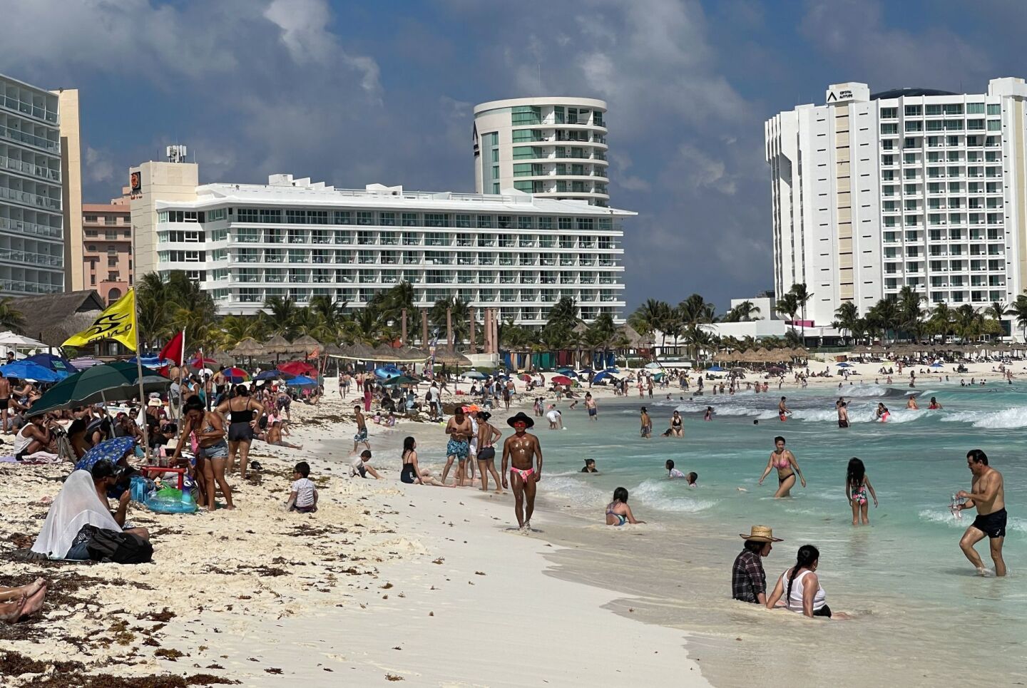 Turistas disfrutan de las playas sin sargazo de Cancún, Quintana Roo