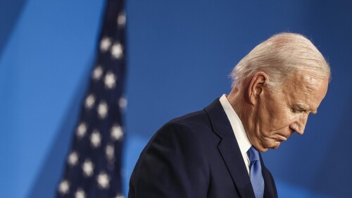 Biden dice que sigue en campaña pese a confundir a Zelenski con Putin y a Harris con Trump