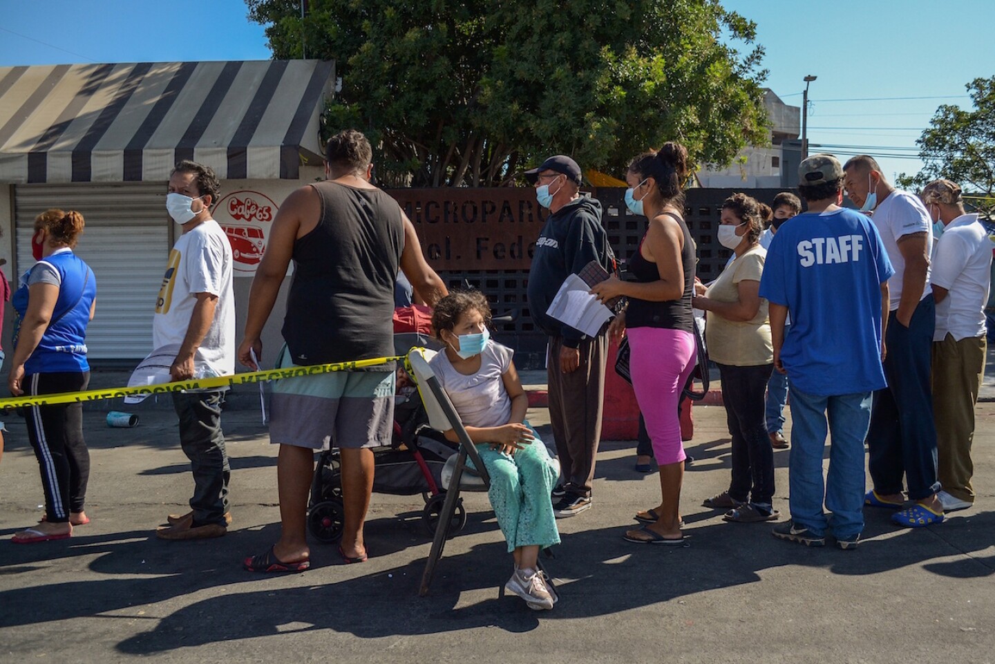Migrantes que acampan en ciudad mexicana de Tijuana reciben vacuna anticovid
