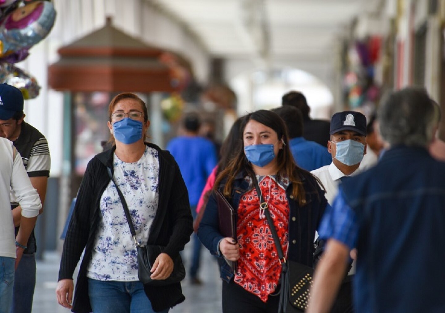 El gobierno del Estado de México exhorta a los mexiquense a utilizar cubrebocas si es que tienen que salir a las calles, y continuar con las medidas de seguridad ante la pandemia de COVID-19.