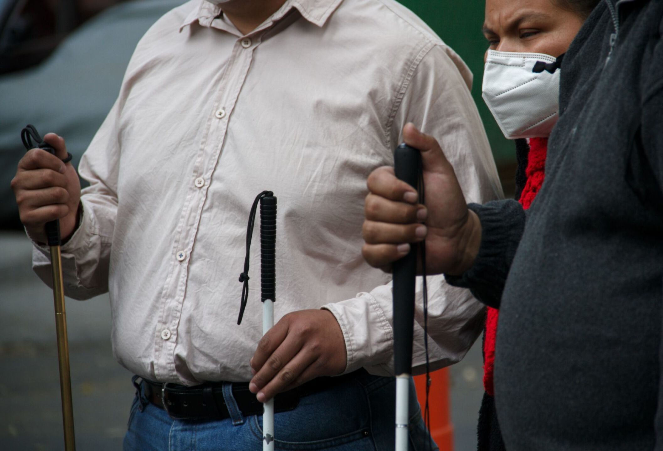 Personas con Discapacidad visual se manifestaron frente a la Secretaría de Economía por no recibir los apoyos mensuales desde hace 4 meses. Al final llegaron a un acuerdo de tener una reunión con autoridades de la Secretaría de Economía y de Bienestar el día lunes 7 de diciembre en las inmediaciones de la misma.