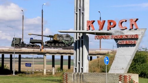 ropas rusas entregando equipo militar a la región de Kursk, Rusia.