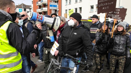 Crecen contagios de Covid en Europa ante protestas contra restricciones