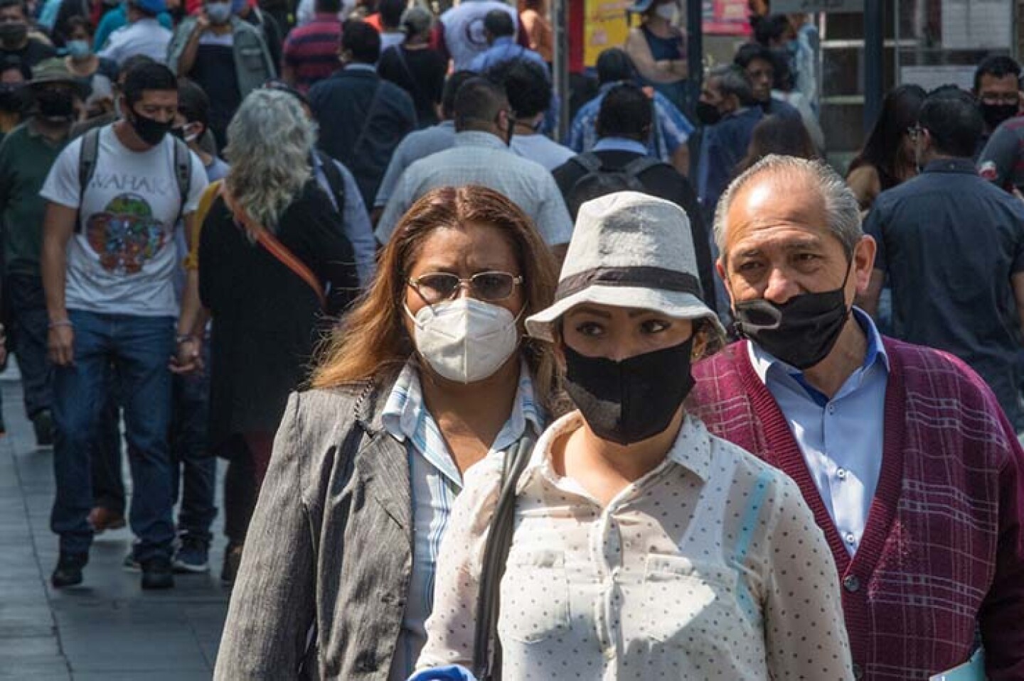 La Secretaría de Salud reportó este día 28 mil 023 contagios, cifra que solo es superada por la del 18 de agosto del año pasado, cuando se notificaron 28 mil 953 infectados