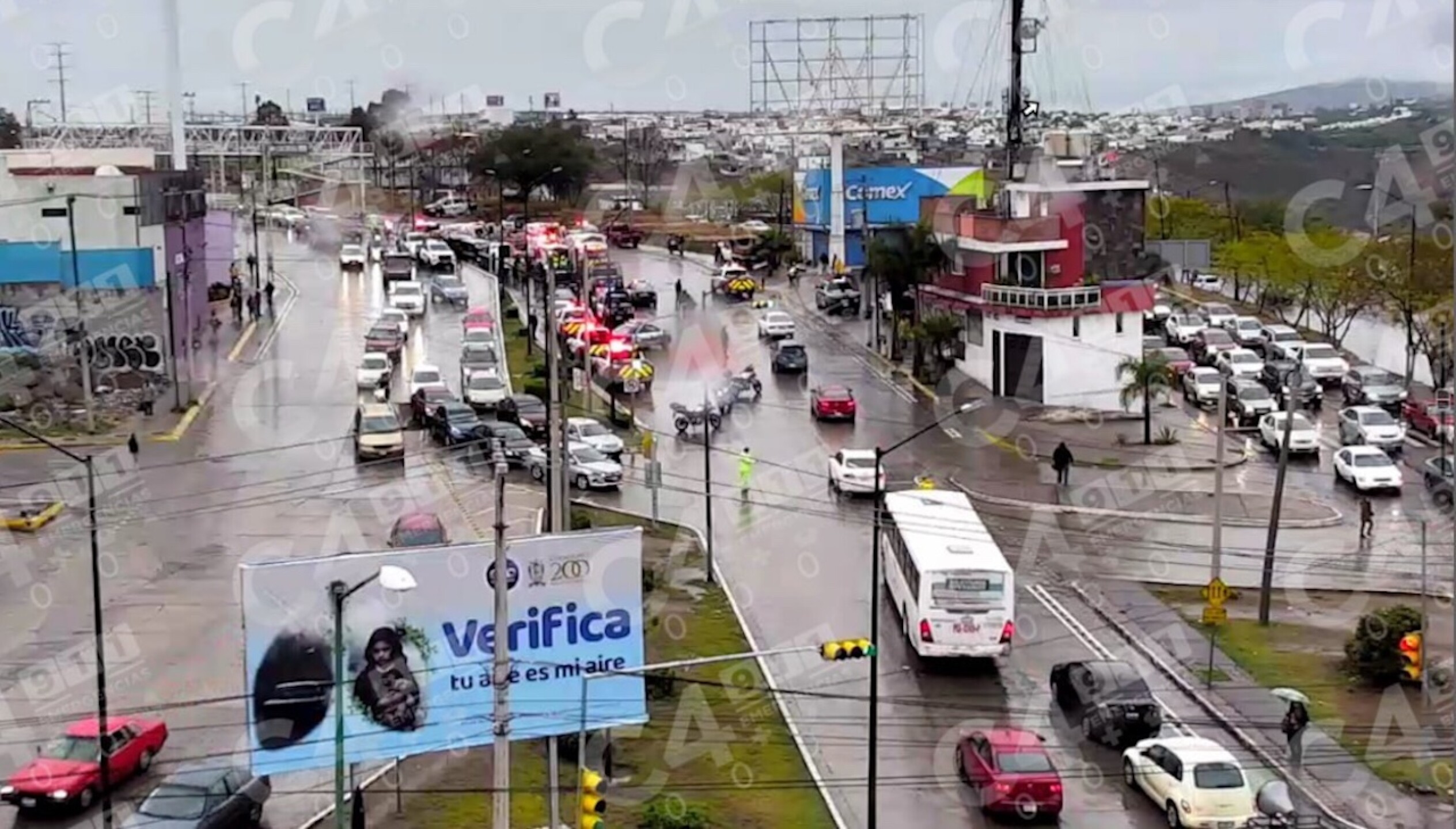 accidente-leon-gto-camion-vuelca-en-bulevar-san-juan-bosco