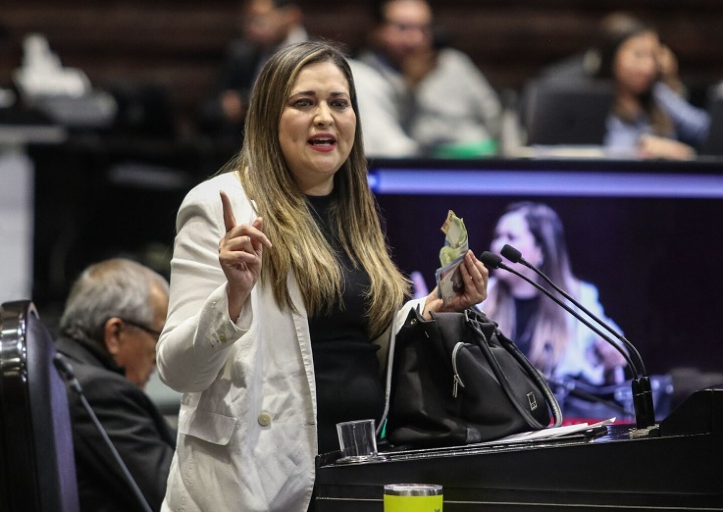 Cynthia López Castro CEA27AC9-2252-40B0-930B-96171EF41C24