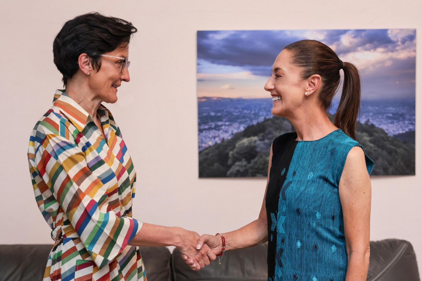 SHEINBAUM Y JANE FRASER.jpg