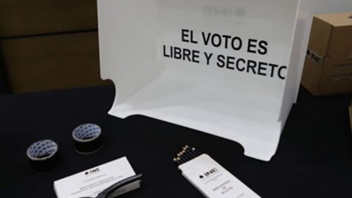 CIUDAD DE MÉXICO, 29DICIEMBRE2017.- El Instituto Nacional Electoral presentó las boletas, canceles electorales portátiles, urnas, cajas de paquetes electorales, mamparas especiales, bases porta urnas, cajas contenedoras de materiales electorales y mate