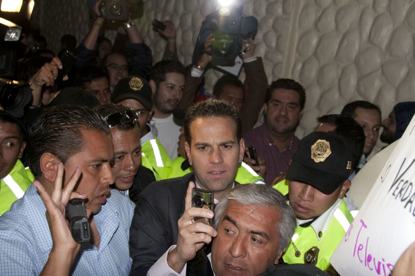 MÉXICO, D.F., 06JUNIO2012.- Carlos Loret de Mola, salió de las instalaciones de Televisa durante la manifestación de apoyo que simpatizantes de Andrés Manuel López Obrador, realizaban mientras esperaban su llegada a la televisora para asistir al programa de Tercer Grado. Los jóvenes lo tomaron como una provocación y lo encararon con gritos.FOTO: ADOLFO VLADIMIR /CUARTOSCURO.COM