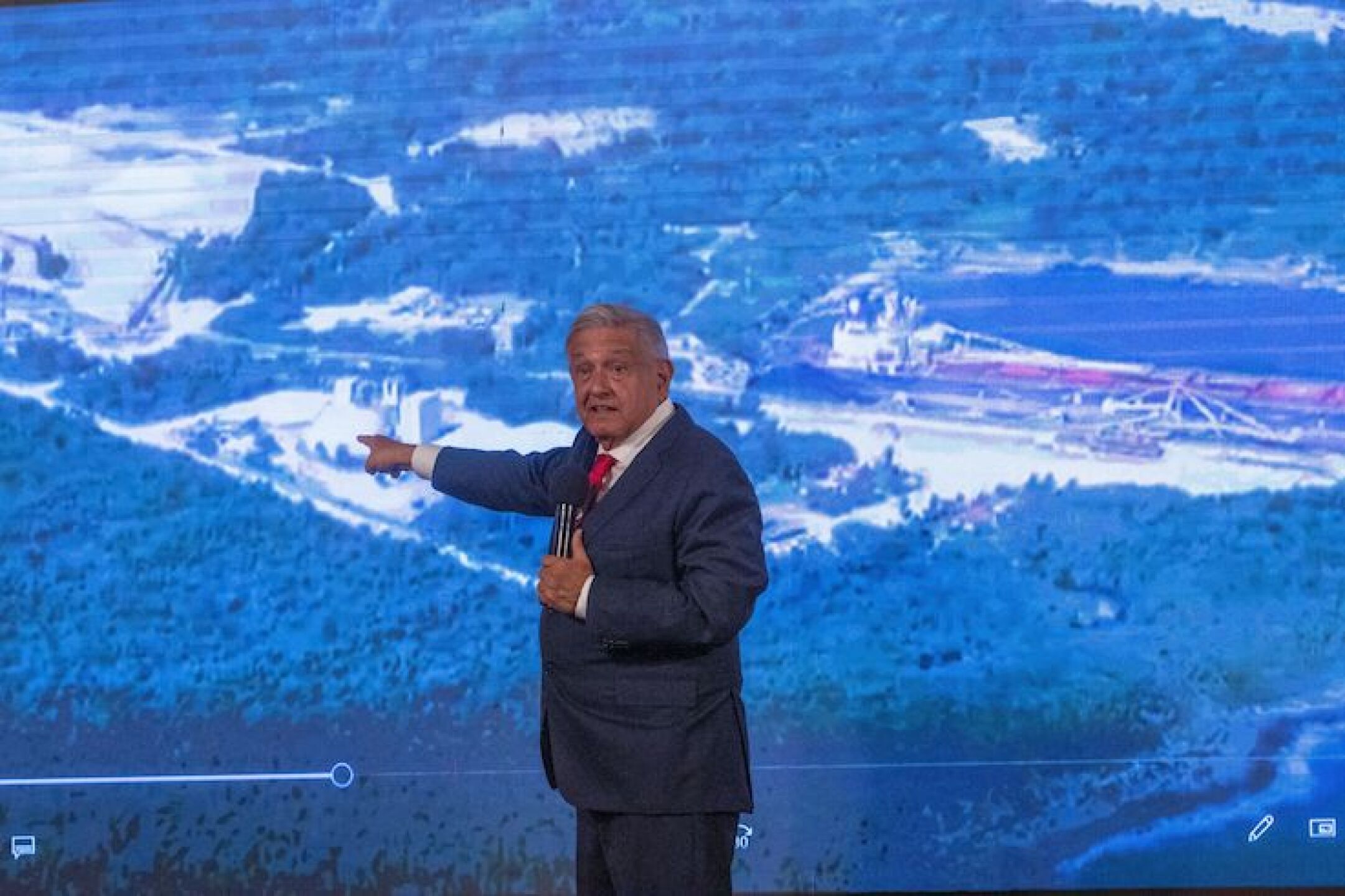 Andrés Manuel López Obrador, Presidente de México, ofreció detalles de los avances del Tren Maya y denunció que la empresa estadounidense Calica, subsidiaria de la empresa Vulcan Materials, aún continúa extrayendo material rocoso de Playa de Carmen, aún cuando había un acuerdo de que ya no lo haría.