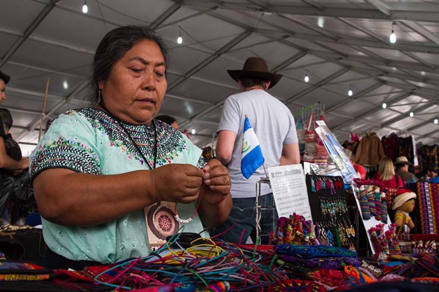 CIUDAD DE MÉXICO, 26AGOSTO2018.- Cientos de capitalinos se dieron cita en la 5 Fiesta de las Culturas Indígenas, Pueblos y Barrios Originarios en el Zócalo capitalino. En esta muestra cuenta con amplia variedad gastronómica, artesanías, procedimiento